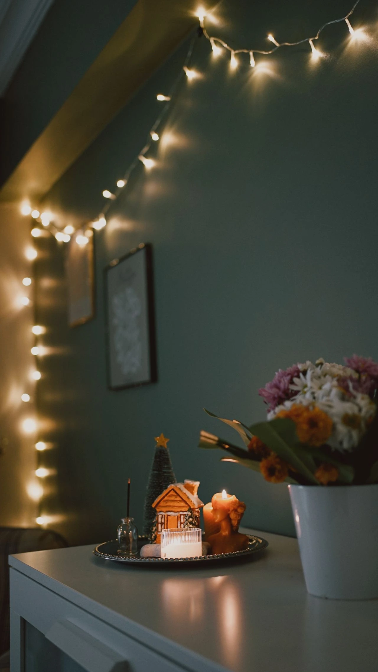 Centro de mesa navideño con velas y luces cálidas